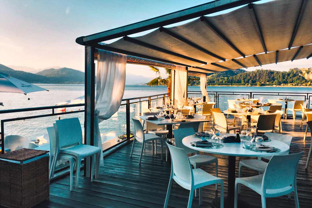 میز های رستوران کنار دریا