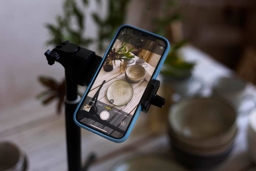 دوربین موبایل در حال عکاسی از محصول