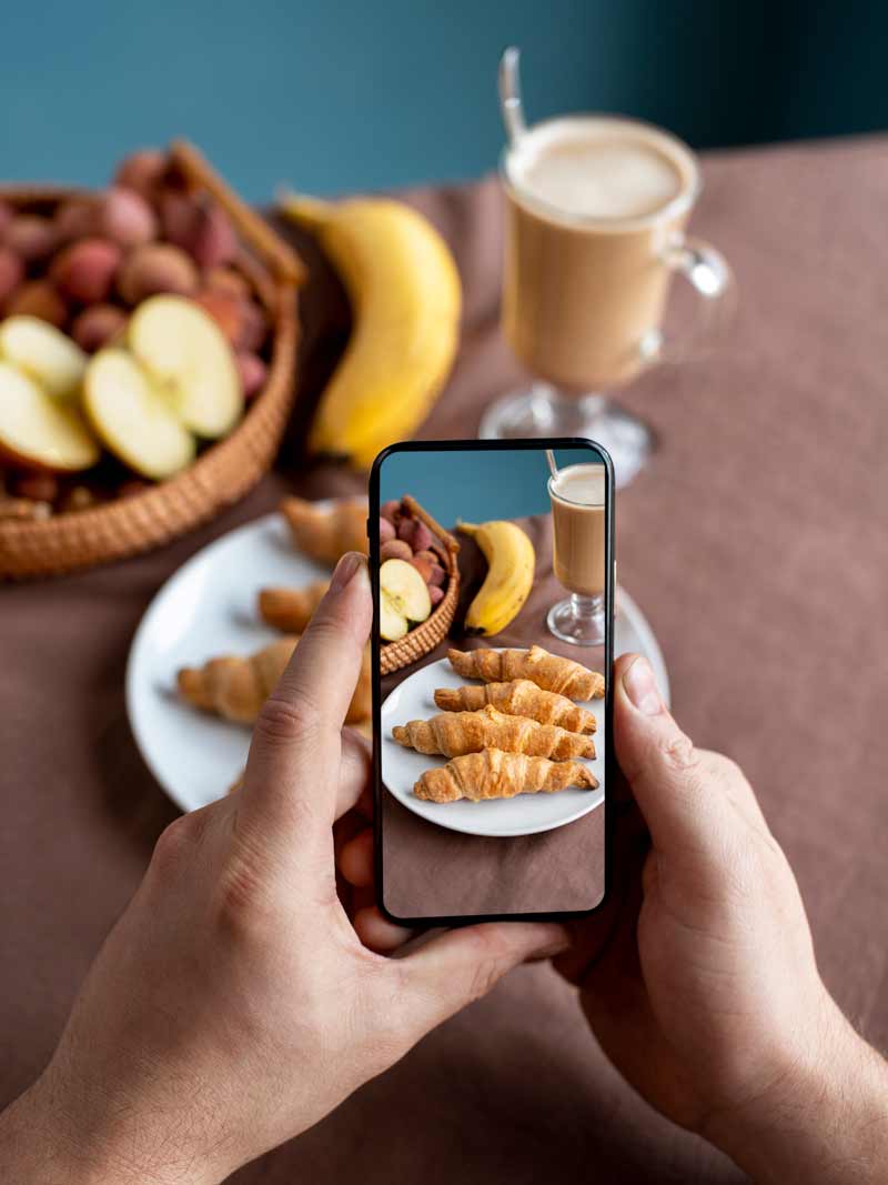 موبایل در حال عکاسی از غذا