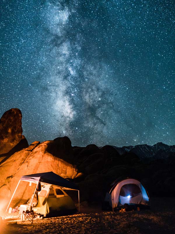 کمپ در طبیعت زیر آسمان پر ستاره شب